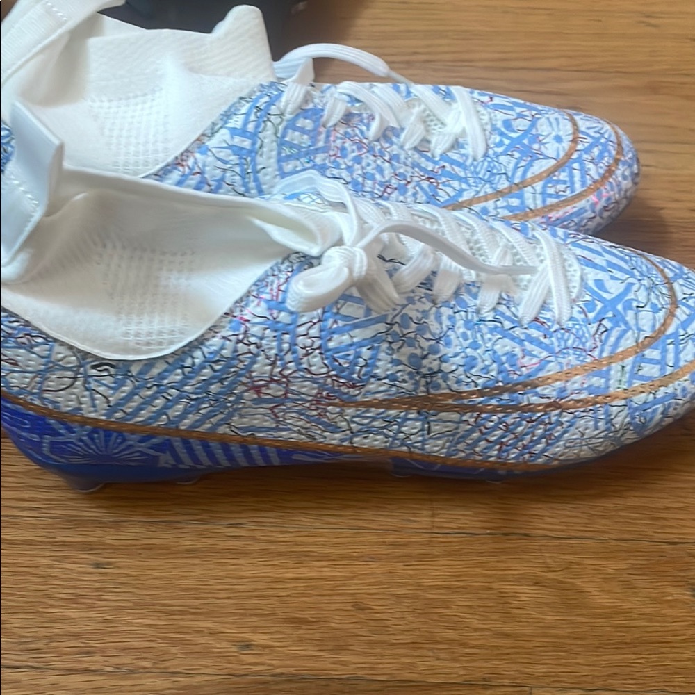 SHEIN Blue and White Athletic Shoes with Artistic Patterns